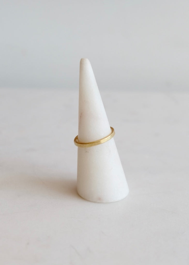 Ananda Khalsa | 2mm Hammered 18ky Gold Band
