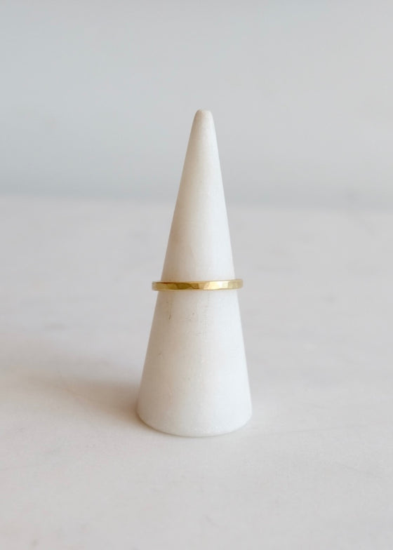 Ananda Khalsa | 2mm Hammered 18ky Gold Band