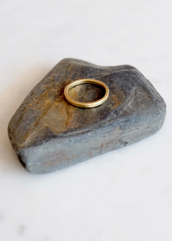 Ananda Khalsa | 2mm Hammered 18ky Gold Band