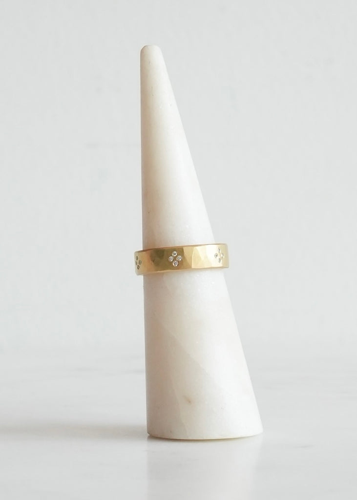 Ananda Khalsa | 5mm Hammered 18ky Gold Diamond Cluster Band