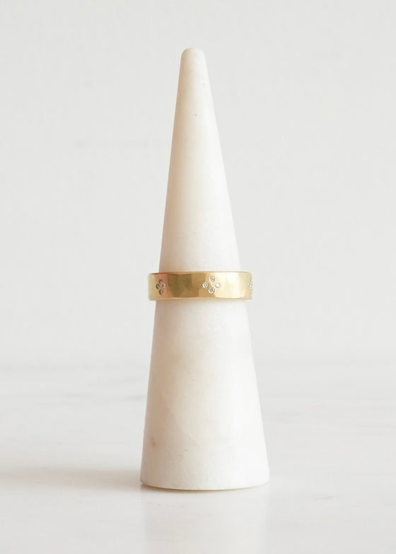 Ananda Khalsa | 5mm Hammered 18ky Gold Diamond Cluster Band