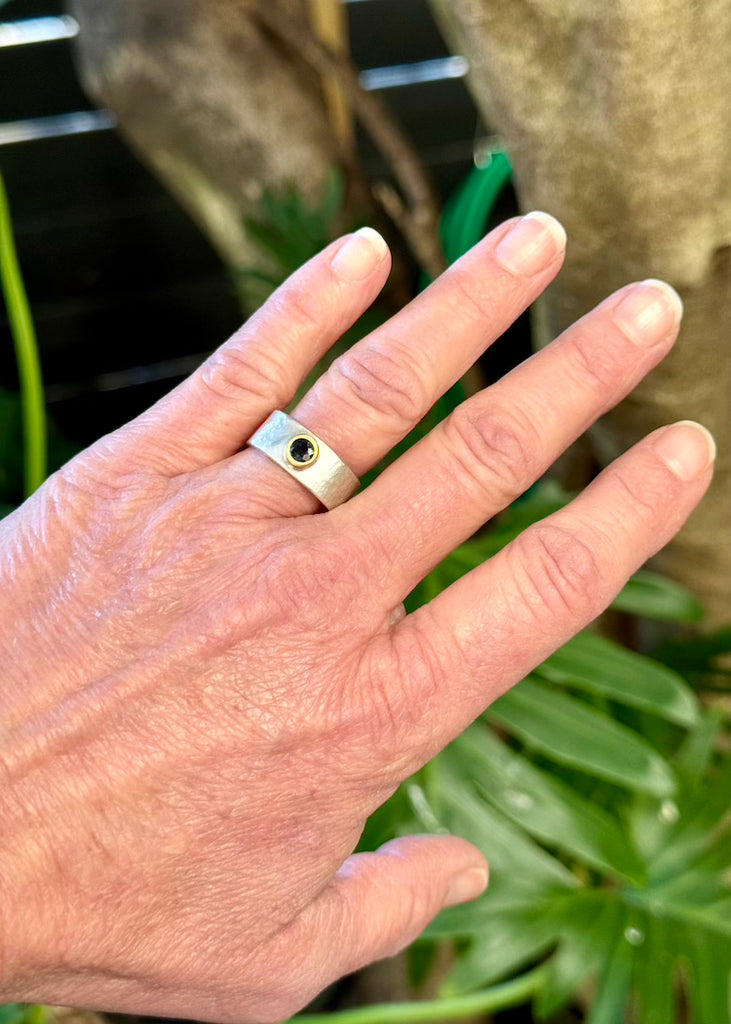 Big Sur | 5mm Dark Blue Faceted Sapphire Ring