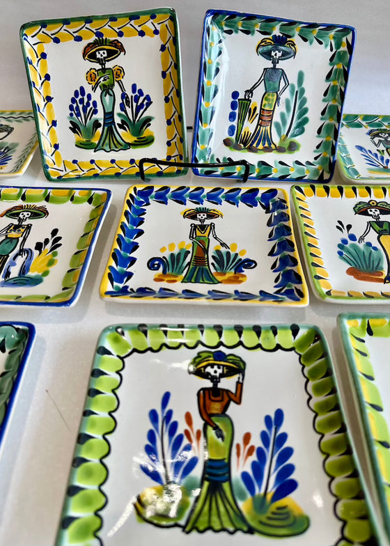 Catrina Standing Square Bread Plate