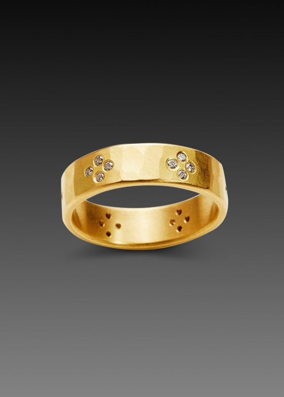 Ananda Khalsa | 5mm Hammered 18k Yellow Gold Diamond Cluster Band