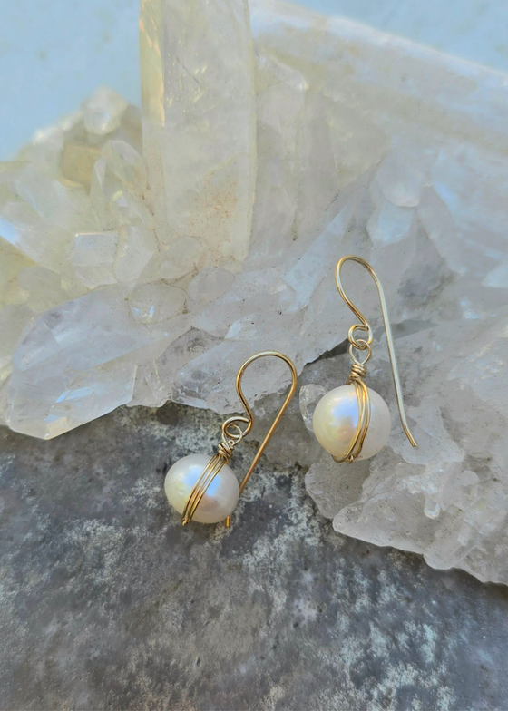 James + Jezebelle | Single Drop Pearl Earrings