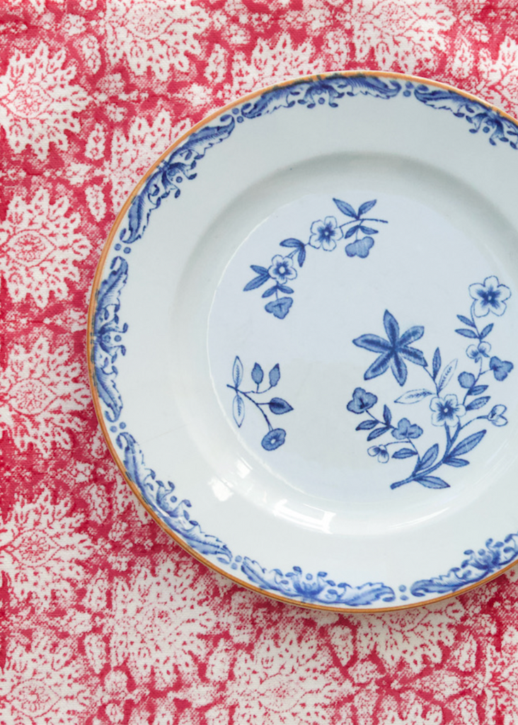 Rozablue | Floral Tablecover in Breezy Cherry