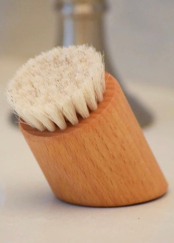 Standing Face Brush